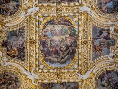  Nell�undicesimo invece, quello centrale, (l�unico realizzato interamente da Finoglio) vi sono i due santi che ascendono al cielo in compagnia di san Francesco, sant�Antonio e santa Chiara
